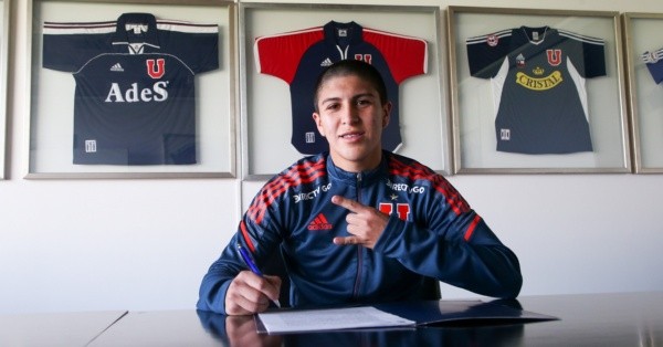 Marcelo Morales firmó su primer contrato como profesional (Prensa U de Chile)