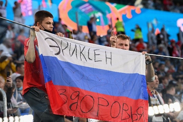 Fanáticos rusos mandaron fuerza a Eriksen durante el partido con Bélgica.