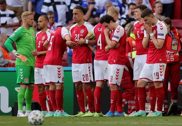 Eriksen cayó de frente al piso sin previo aviso, generando pánico en sus compañeros y público del estadio.
