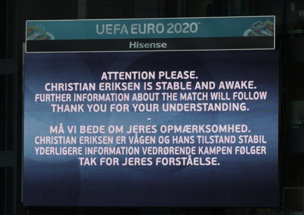 El mensaje en la pantalla del estadio Parken de Copenhague.