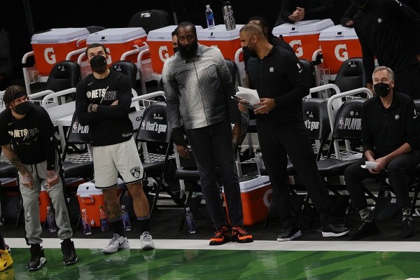 A pesar de su lesión, James Harden acompaña a sus compañeros desde primera fila en las semifinales de la NBA. (Foto: Getty)