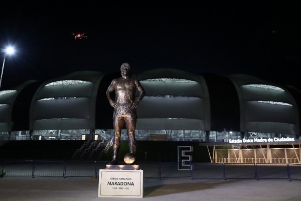 Homenaje de Argentina con una estatua de Diego Maradona a las afueras del estadio Santiago del Estero. (FOTO: Getty)