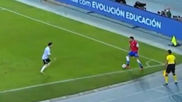 Memo se lució sacándole el balón a Messi y dejándolo desconcertado.