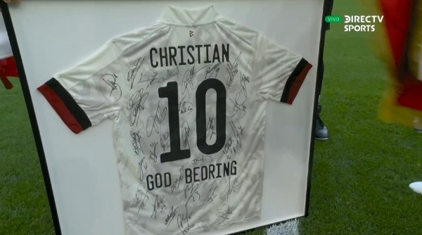 La camiseta que le regaló la selección de Bélgica a la de Dinamarca. (Captura: Directv Sports)
