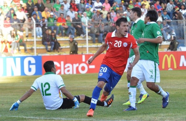 Charles Aránguiz celebrando un gol en La Paz - Getty