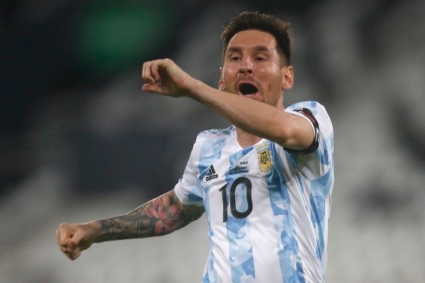 Lionel Messi sostiene a la selección argentina de Lionel Messi (Getty Images)