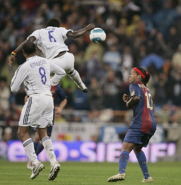 En aquel encuentro, Real Madrid venció a Barcelona pero Ronaldinho dio un recital de buen fútbol. Foto: Getty Images