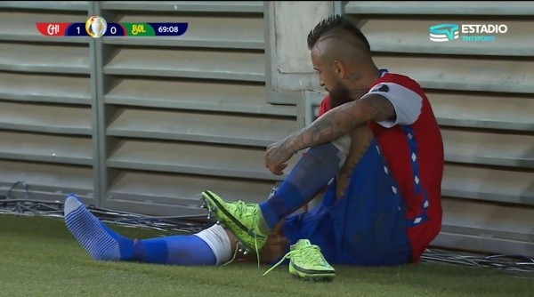 Vidal se quedó al borde de la cancha por algunos minutos tras salir. Foto: TNT Sports