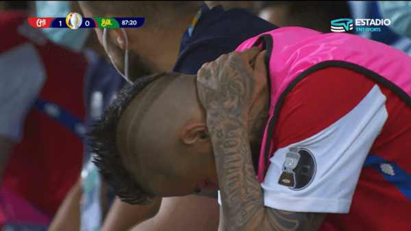 Vidal se sentó en la banca muy amargado tras salir. Foto: Captura