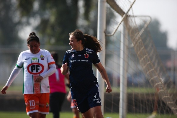 Sonya Keefe fue la figura del partido con tres goles (Javiera Mera, Prensa U de Chile)