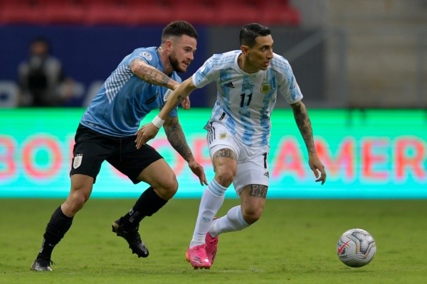 Nández es uno de los llamados a generar más volumen de ataque en el mediocampo charrúa. Foto: Getty.