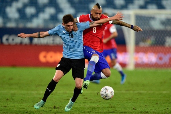 Duro partido entre Chile y Uruguay por Copa América. (Foto: Getty Images)