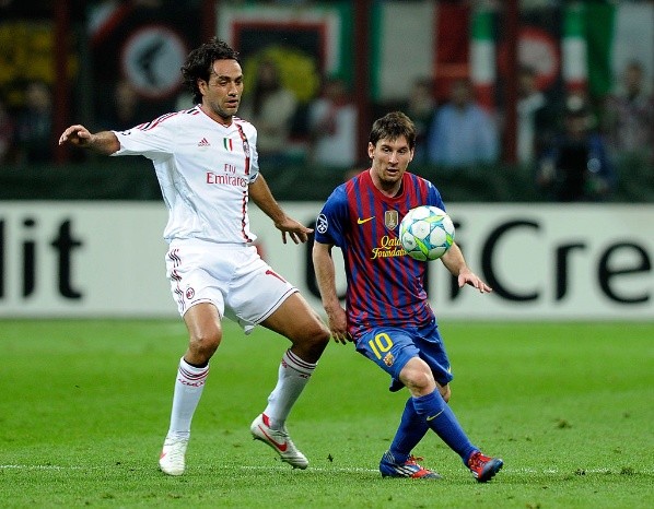 Alessandro Nesta contra Lionel Messi en la Champions League.