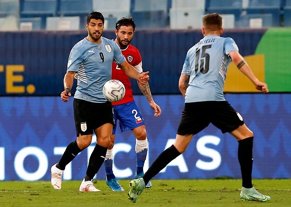 Luis Suárez contra Chile en la Copa América. (Foto: Getty Images)