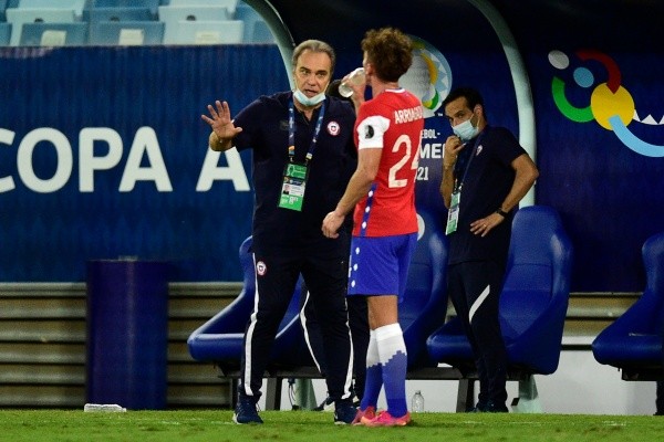 Arriagada escuchando a Lasarte antes de su debut con Chile. Foto: Getty Images