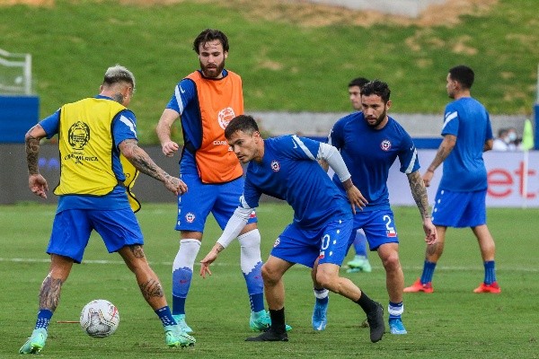 La Roja ha sufrido con el estado de las canchas en Brasil. Foto: Agencia Uno