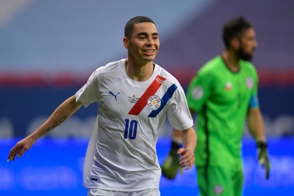 Miguel Ángel Almirón se llevó un pelotazo de Bravo tras su gol a la selección chilena en la Copa América.