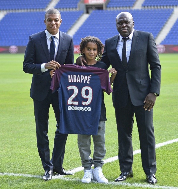 Kylian Mbappé junto a su hermano Ethan, el día que fue presentado en el PSG el 2017. Foto: Getty.