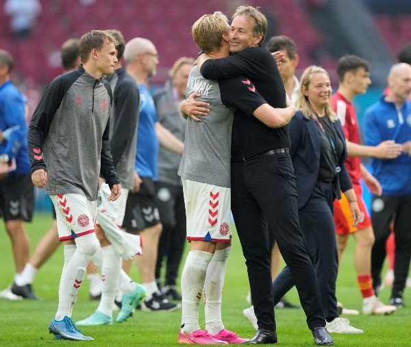 El entrenador danés celebró al máximo tras vencer a Gales. (Foto: Getty Images)