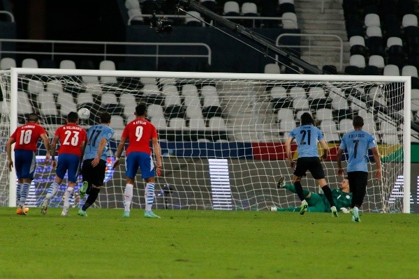 Cavani anotó desde el punto penal para el triunfo de Uruguay. Foto: Getty Images