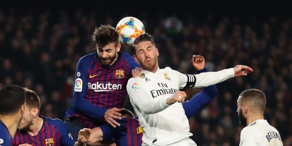 Sergio Ramos ante el Barcelona en uno de los grandes clásicos que participó (Getty Images)