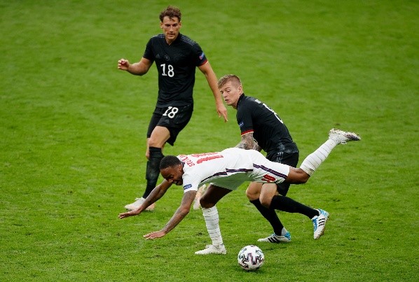 Toni Kroos tuvo un duro duelo con los mediocampistas ingleses (Getty Images)