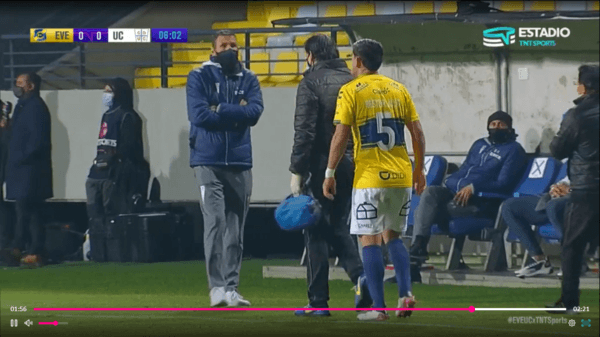 Gustavo Poyet consuela a Julio Barroso tras la lesión del jugador de Everton contra Universidad Católica en la Copa Chile. (Fotos: capturas TNT Sports)