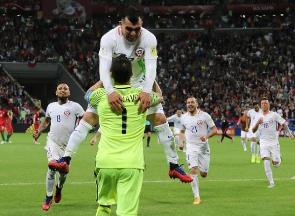 Chile festeja con blanco el triunfo ante Portugal en Copa Confederaciones. Foto: Agencia Uno.