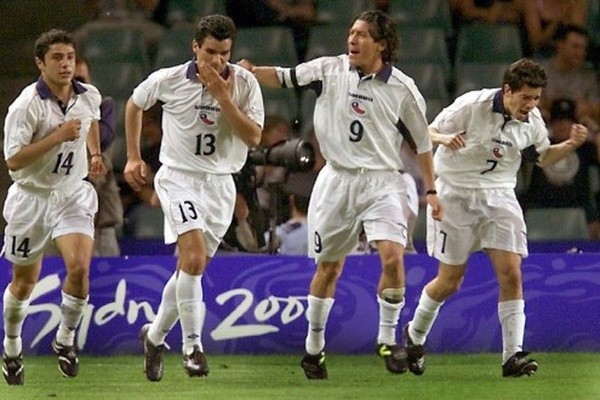 La Roja se quedó con el bronce en Sidney 2000 jugando de blanco. Foto: Archivo.