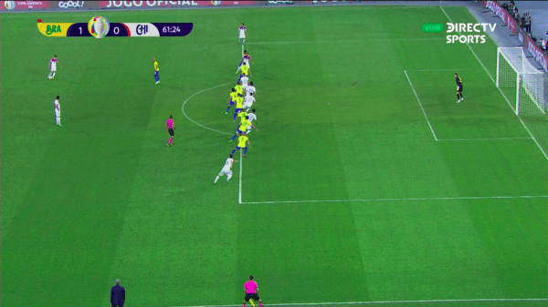 Pulgar estaba milimétricamente offside antes del tiro libre de Aránguiz. Foto: Captura