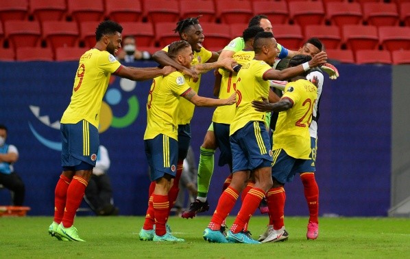 Colombia se abrazó luego de eliminar a Uruguay (Getty Images)