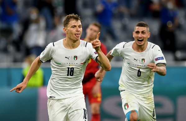 Nicolo Barella celebra junto a Verratti el gol que le anotó a Bélgica. Foto: Getty.