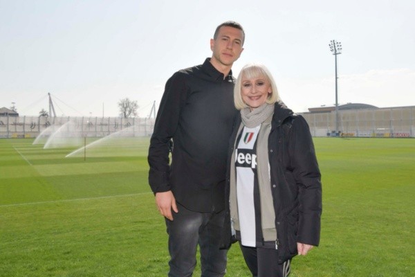 Rafaella Carrá visitando al plantel de la Juventus, equipo del cual era hincha acérrima