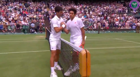 El abrazo de Djokovic y Garin al final del partido. Foto: Wimbledon