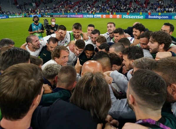 Mancini junto al plantel de Italia tras vencer a Bélgica. Foto: Getty Images