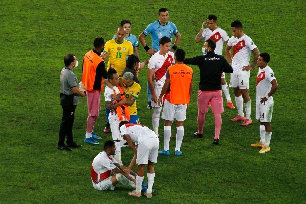 Los jugadores de Perú le dieron con todo a Tobar por no revisar el VAR. Foto: Getty Images