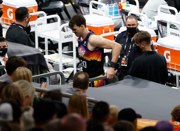 Dario Saric no podrá seguir disputando las finales de la NBA. Foto: Getty.