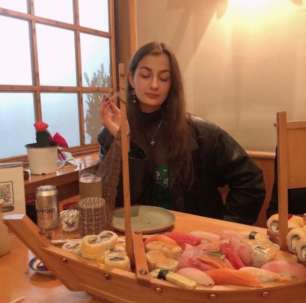 La publicación con que Celine Reymond celebró los 18 años de su hija.(2)