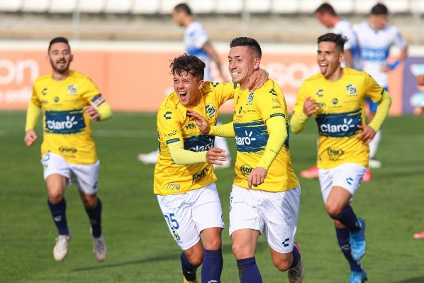 Everton se metió en cuartos de final de Copa Chile venciendo a la UC. Foto: Agencia Uno