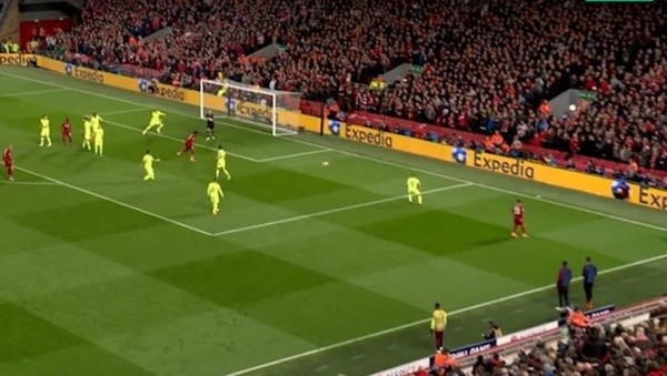 Oakley Cannonier apenas se ve entre los carteles con 14 años, pero estaba listo para apurar el tiro de esquina del Liverpool ante Barcelona.