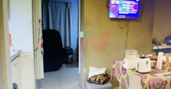 El living y la pieza de Maradona al fondo. Se ve la puerta corredera que le instalaron.Foto: TN