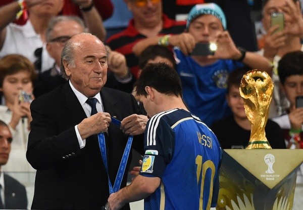 Messi recibe la medalla del segundo lugar del Mundial 2014. Foto: Getty.