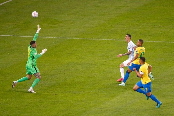 Ángel Di María vence a Ederson y abre la cuenta para Argentina (Getty Images)