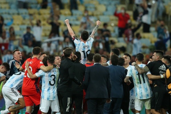 Messi estira los brazos en el Maracaná. Foto: Getty