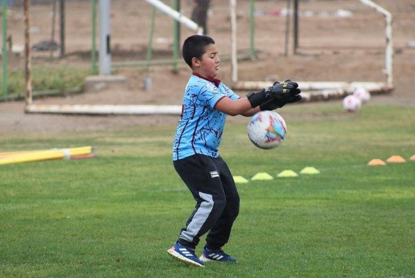 De a poco el niño de ocho años le agarra el gusto al fútbol. Foto: Instagram