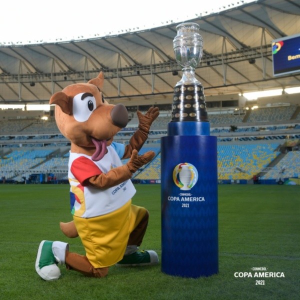 Pibe es la mascota del torneo que posó junto al trofeo donde se ven las placas de Chile campeón. Foto: Copa América