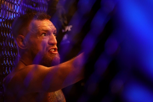 Pese a la gravedad de su lesión, McGregor se quedó en el octágono y hasta dio una entrevista. Foto: Getty Images