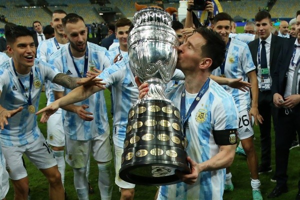 Messi besa la Copa América (Getty)