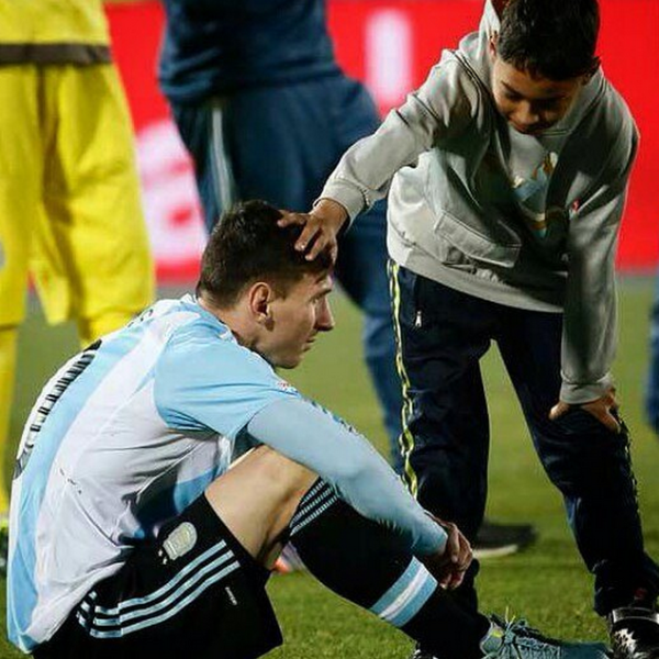 El consuelo de los primos de Charles Aránguiz a Lio Messi en 2015.
