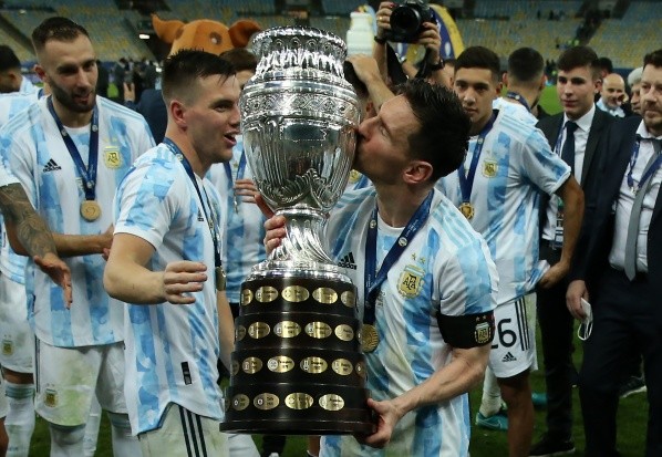 Messi besa la Copa América que tanto le costó ganar con Argentina. Foto: Getty.